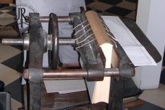 Knižní blok se zaobleným a zpevněným hřbetem připravený na nasazení desek