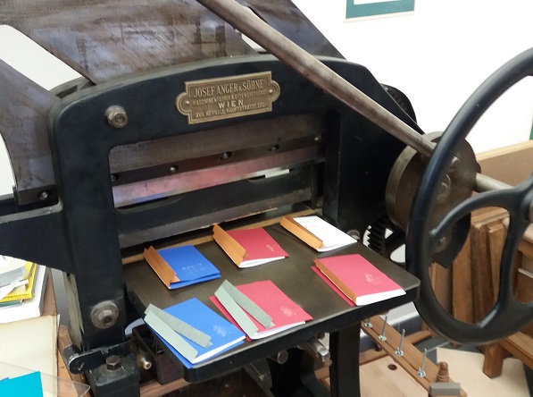 Zdobené zápisníčky před slepením a oříznutím